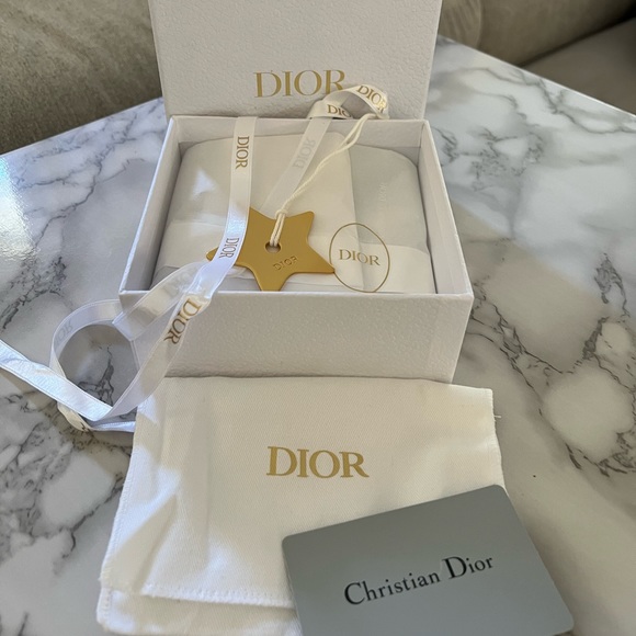 Small Dior box w/ Dior paper, dust bag, ribbon, star & cert. of quality card - Picture 2 of 7